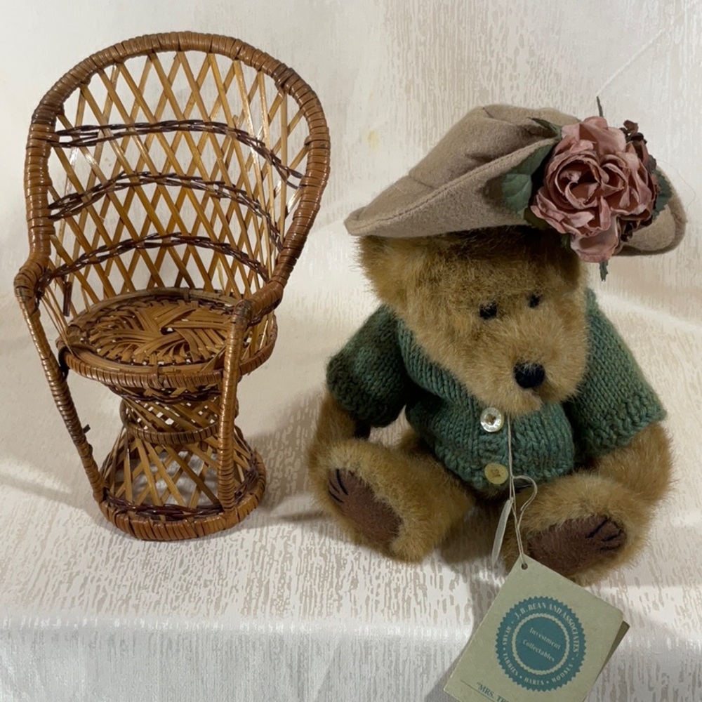 Boyd’s Bear Mrs Trumbull w/ Wicker Chair - Picture 2 of 13